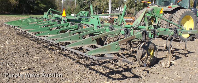 image for item AV9836 John Deere 980 field cultivator