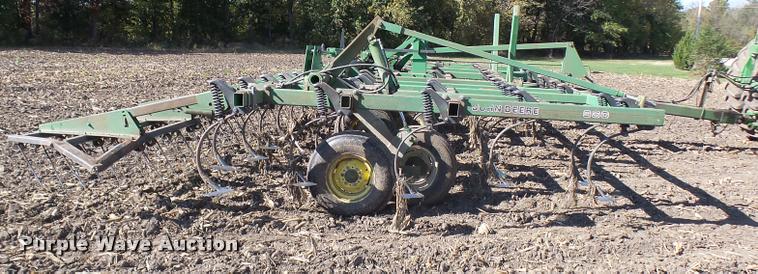 image for item AV9836 John Deere 980 field cultivator