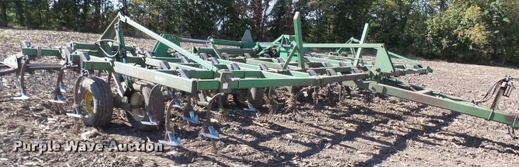 image for item AV9836 John Deere 980 field cultivator