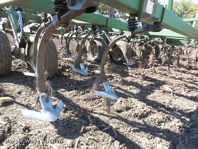 image for item AV9836 John Deere 980 field cultivator