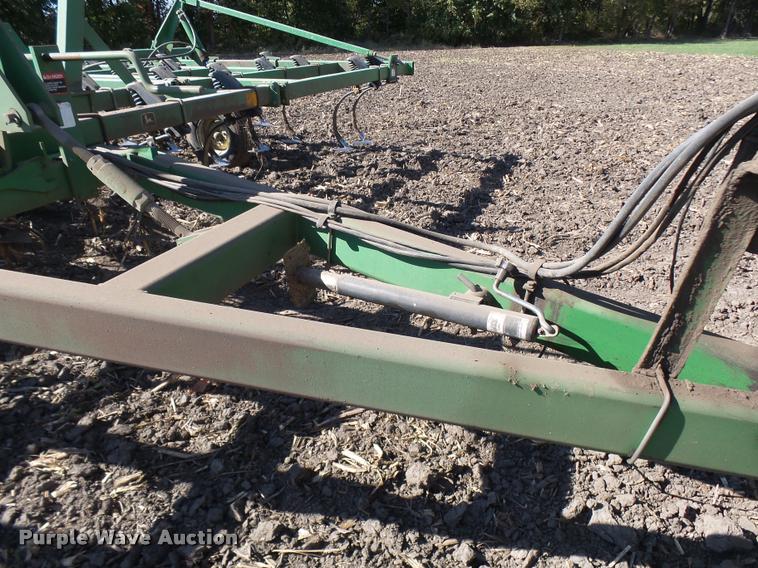 image for item AV9836 John Deere 980 field cultivator