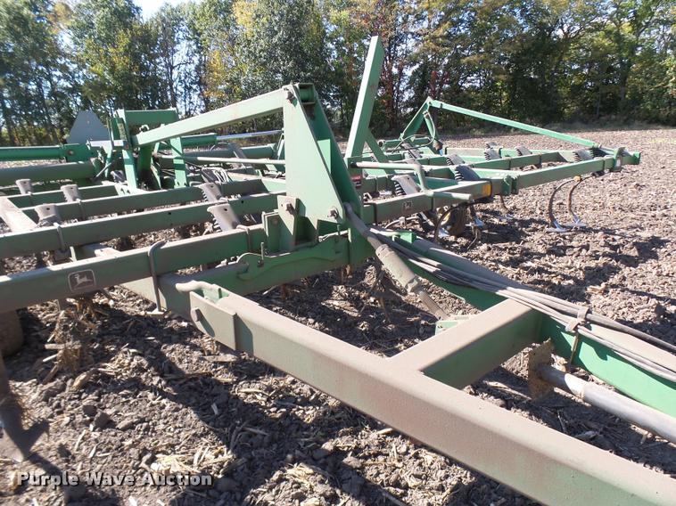 image for item AV9836 John Deere 980 field cultivator