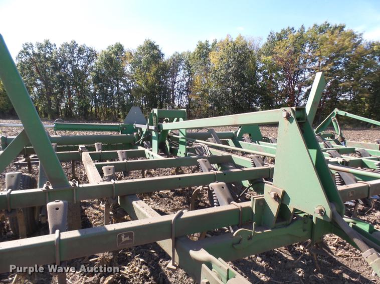 image for item AV9836 John Deere 980 field cultivator