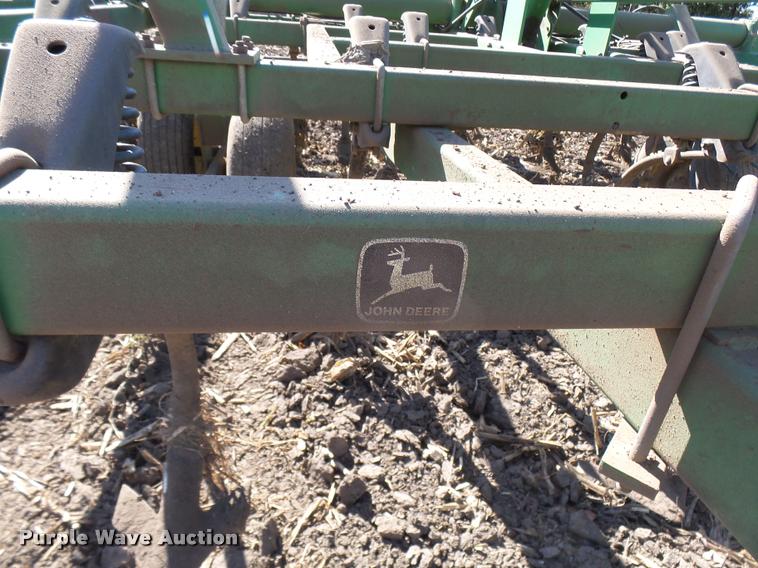 image for item AV9836 John Deere 980 field cultivator