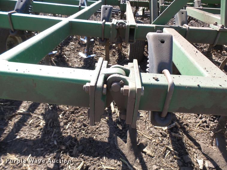 image for item AV9836 John Deere 980 field cultivator
