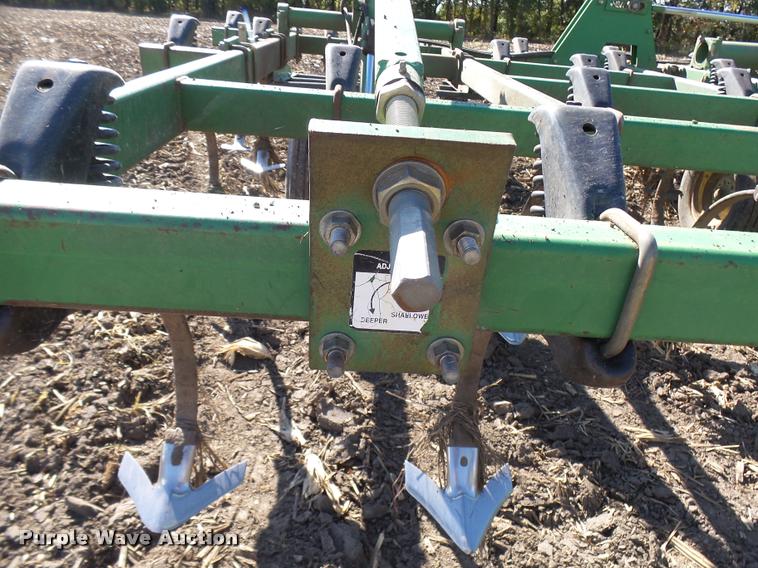 image for item AV9836 John Deere 980 field cultivator