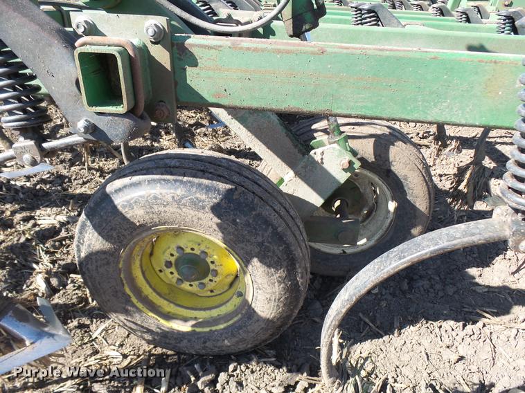 image for item AV9836 John Deere 980 field cultivator