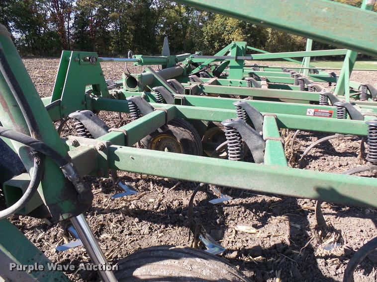 image for item AV9836 John Deere 980 field cultivator