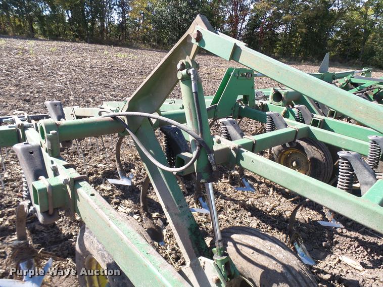 image for item AV9836 John Deere 980 field cultivator