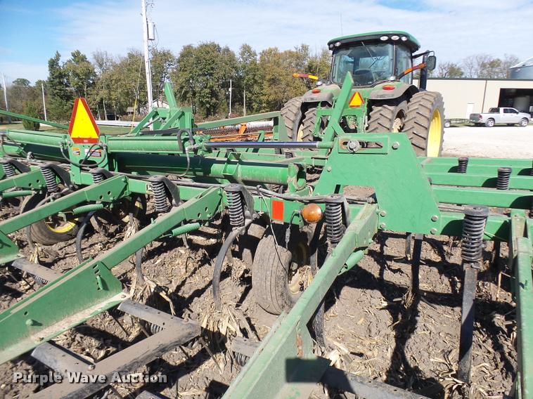 image for item AV9836 John Deere 980 field cultivator