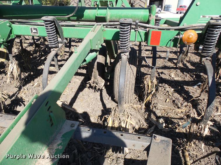 image for item AV9836 John Deere 980 field cultivator