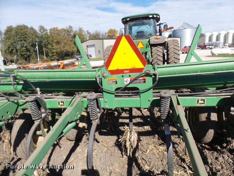 image for item AV9836 John Deere 980 field cultivator