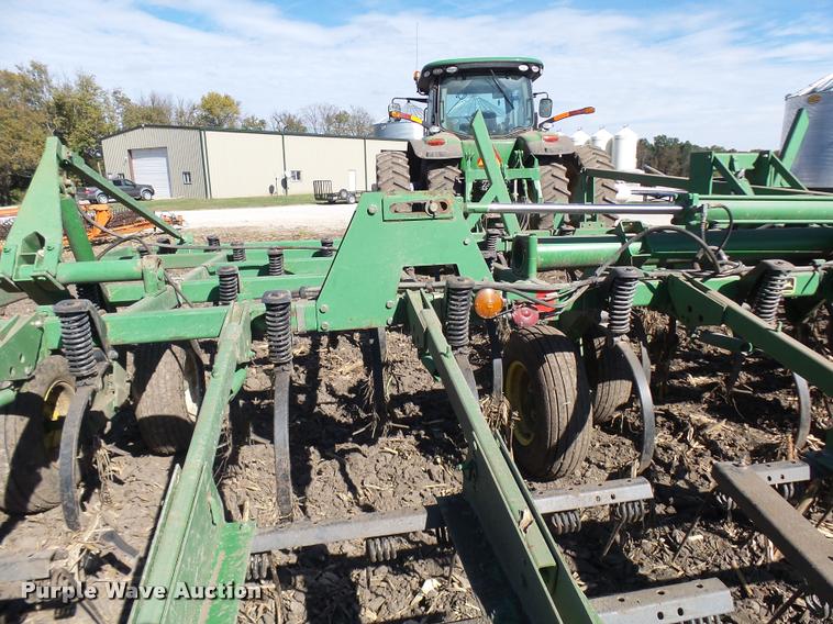 image for item AV9836 John Deere 980 field cultivator