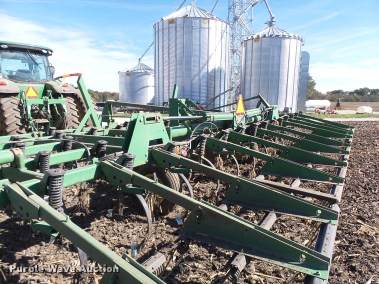 image for item AV9836 John Deere 980 field cultivator