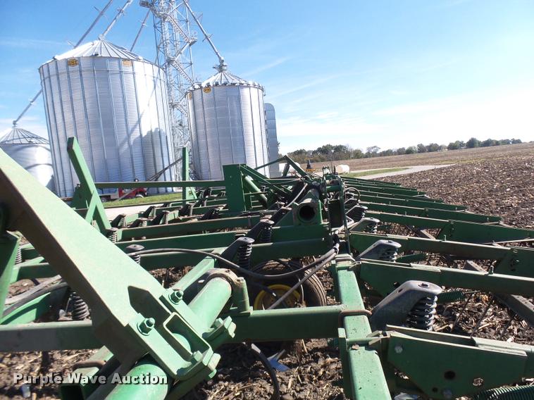 image for item AV9836 John Deere 980 field cultivator