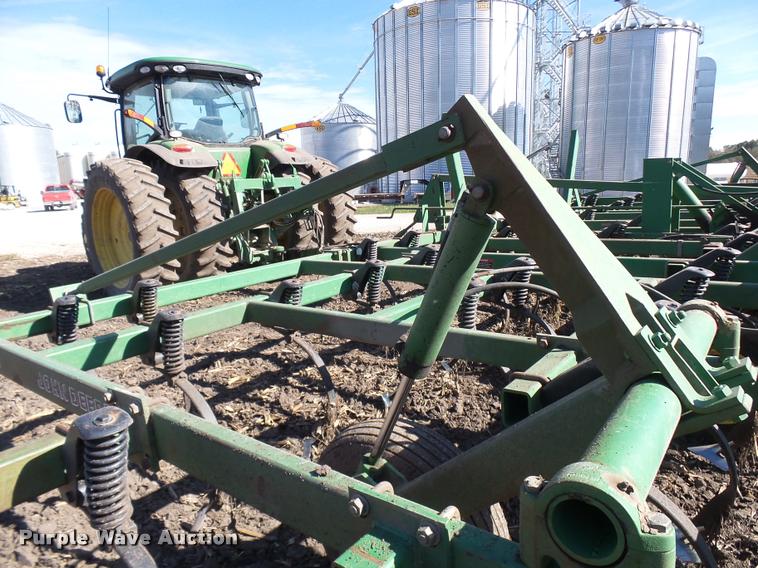 image for item AV9836 John Deere 980 field cultivator