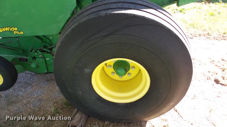 image for item DA8873 2008 John Deere 568 Mega Wide round baler