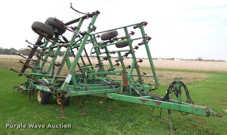 image for item DA8917 John Deere 980 field cultivator