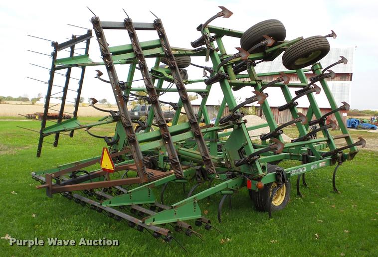 image for item DA8917 John Deere 980 field cultivator