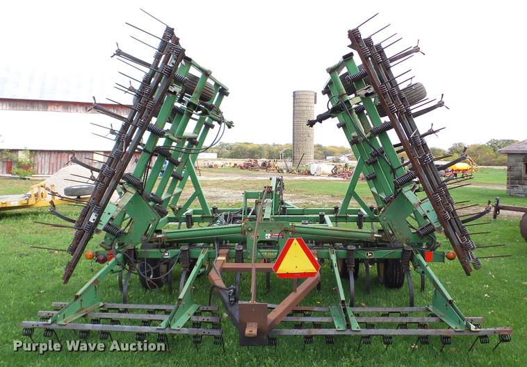 image for item DA8917 John Deere 980 field cultivator