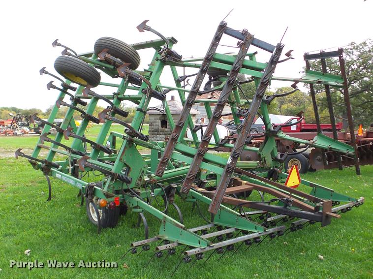 image for item DA8917 John Deere 980 field cultivator