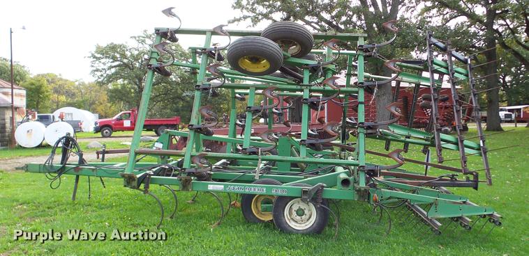 image for item DA8917 John Deere 980 field cultivator