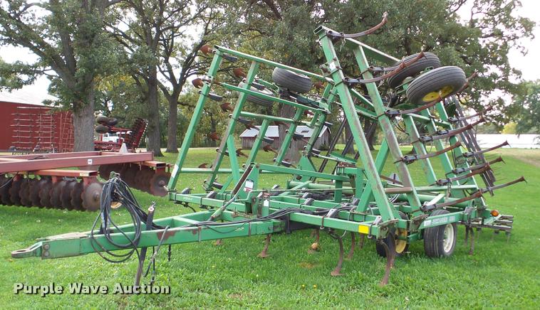 image for item DA8917 John Deere 980 field cultivator