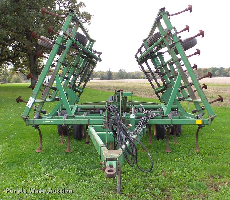 image for item DA8917 John Deere 980 field cultivator