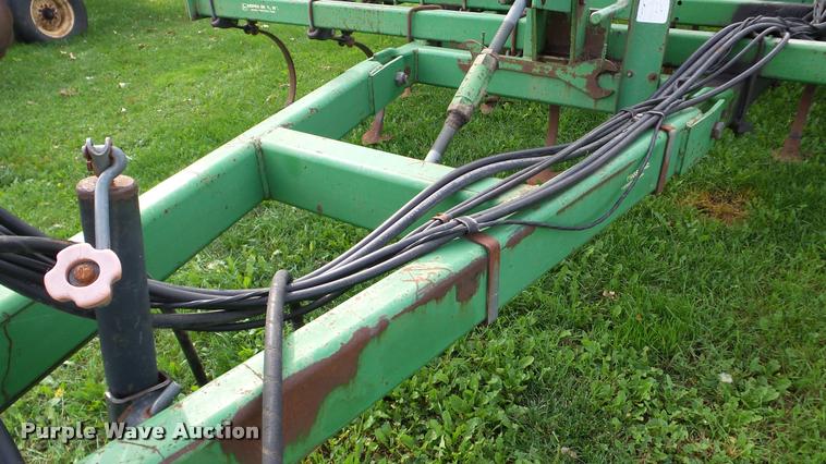 image for item DA8917 John Deere 980 field cultivator