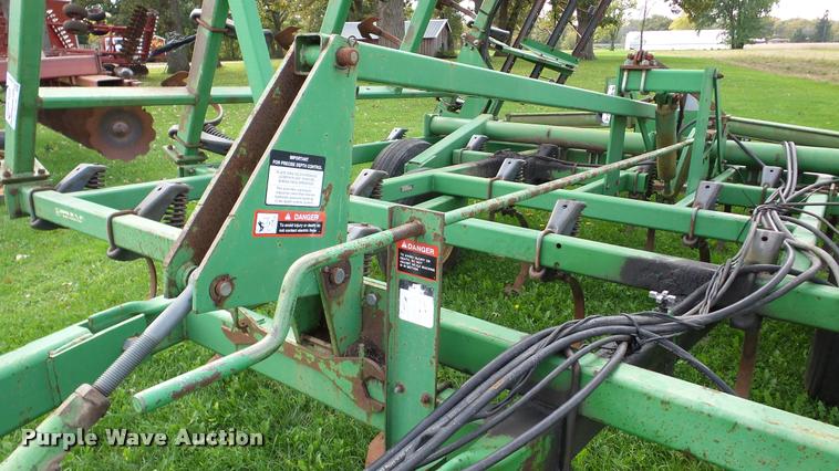 image for item DA8917 John Deere 980 field cultivator