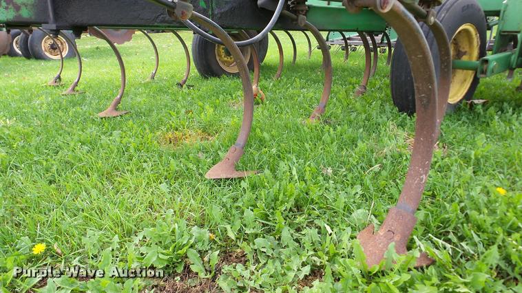 image for item DA8917 John Deere 980 field cultivator
