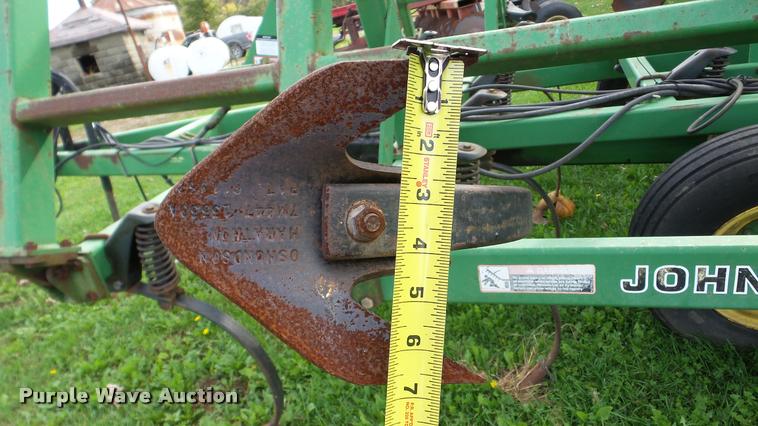 image for item DA8917 John Deere 980 field cultivator