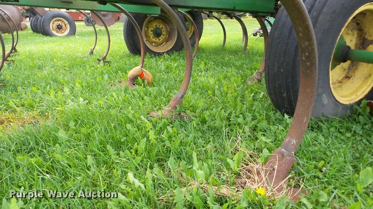 image for item DA8917 John Deere 980 field cultivator