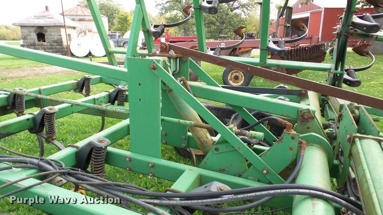 image for item DA8917 John Deere 980 field cultivator