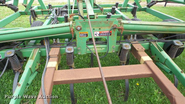 image for item DA8917 John Deere 980 field cultivator
