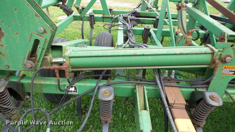 image for item DA8917 John Deere 980 field cultivator