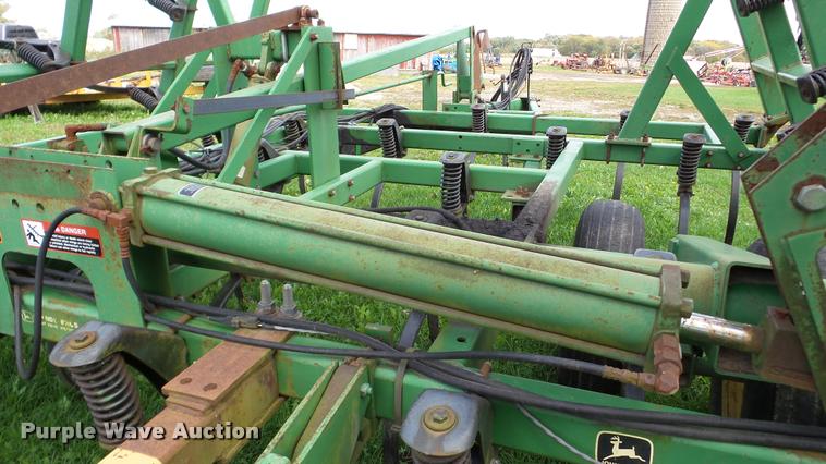 image for item DA8917 John Deere 980 field cultivator