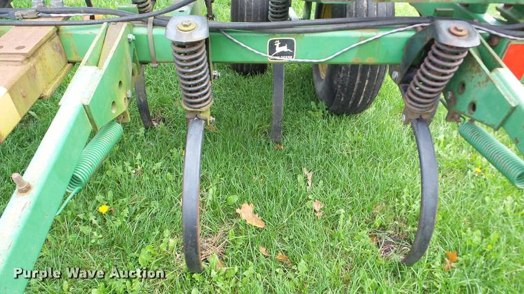 image for item DA8917 John Deere 980 field cultivator