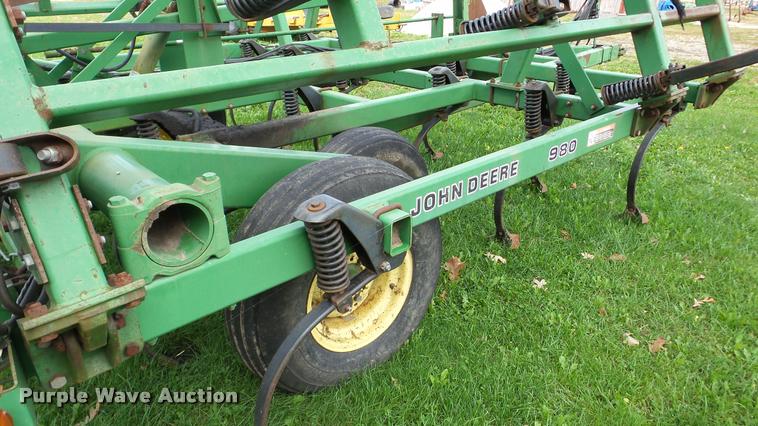 image for item DA8917 John Deere 980 field cultivator