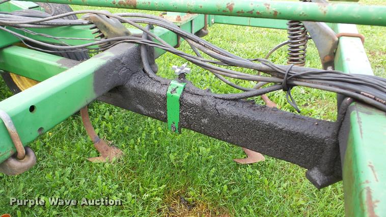 image for item DA8917 John Deere 980 field cultivator
