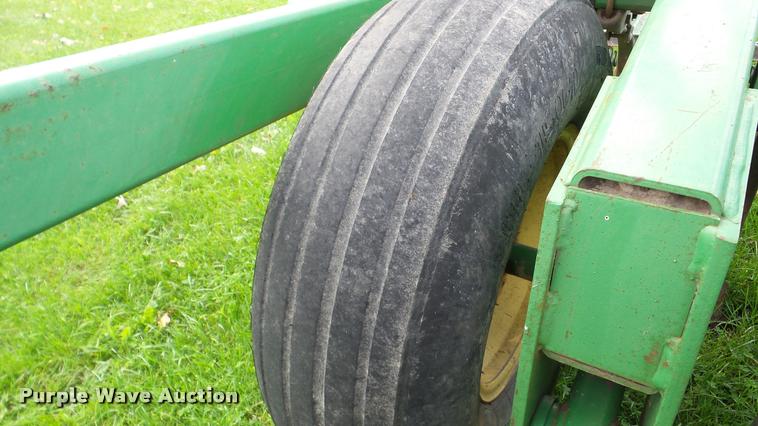 image for item DA8917 John Deere 980 field cultivator