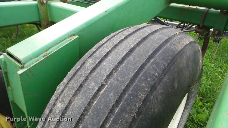 image for item DA8917 John Deere 980 field cultivator