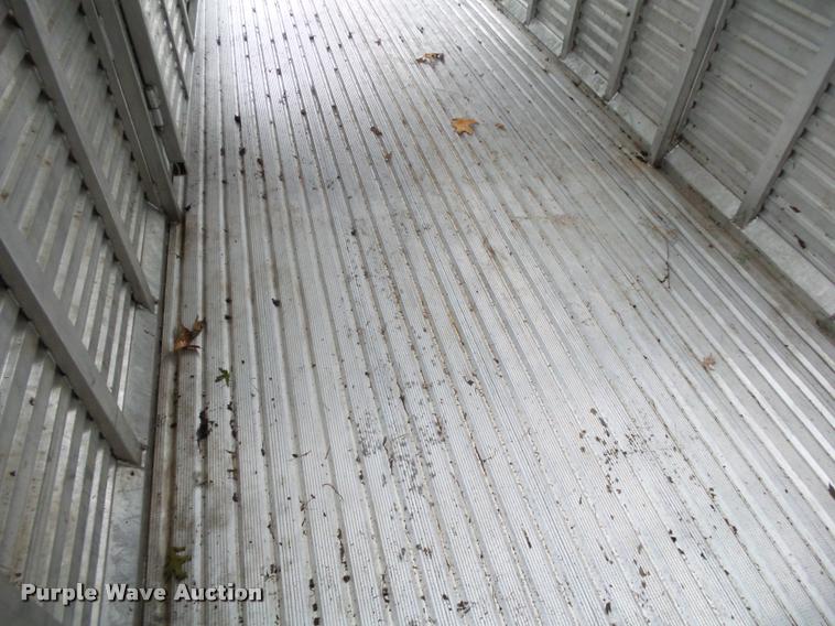 image for item K1085 2002 Sundowner Rancher livestock trailer