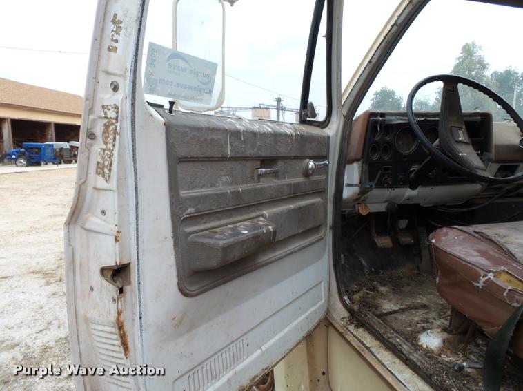 image for item K3455 1975 GMC 6500 grain truck