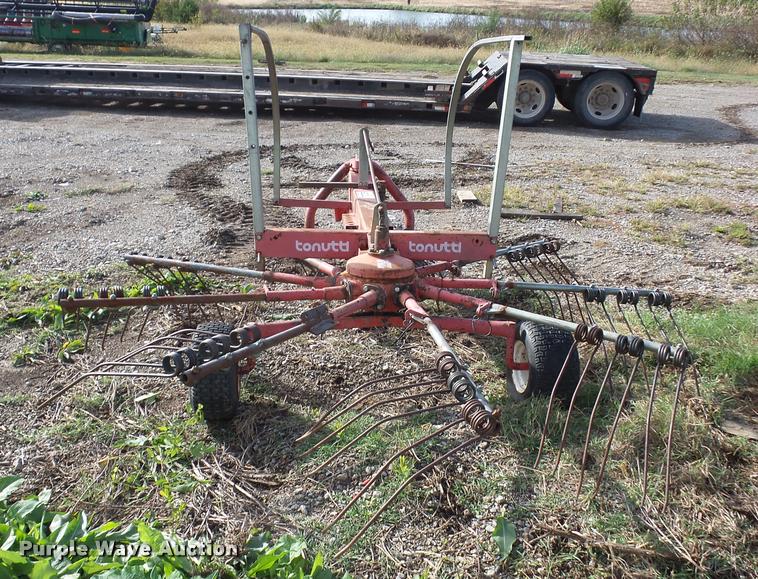 image for item L4372 Tonutti RW90-9 hay rake
