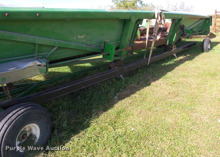 image for item L4374 John Deere 1243 corn head