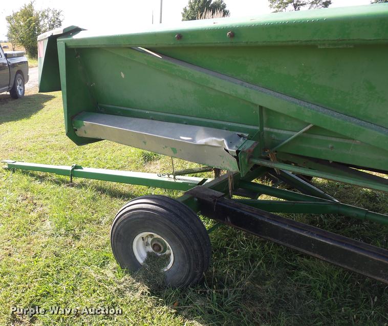 image for item L4374 John Deere 1243 corn head