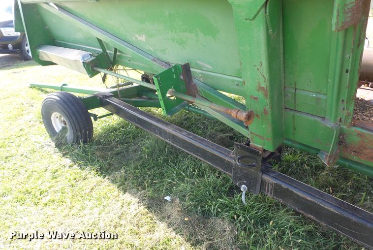 image for item L4374 John Deere 1243 corn head