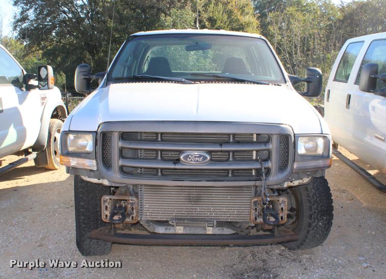 image for item AQ9522 2002 Ford F350 Super Duty Crew Cab pickup truck