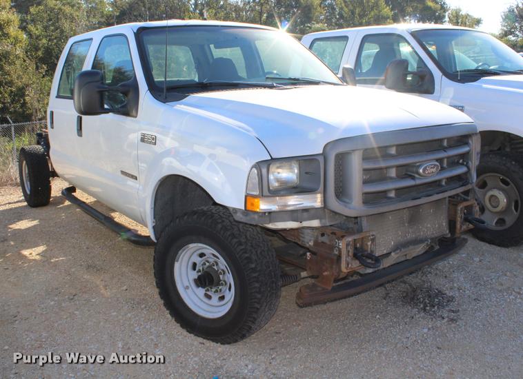 image for item AQ9522 2002 Ford F350 Super Duty Crew Cab pickup truck